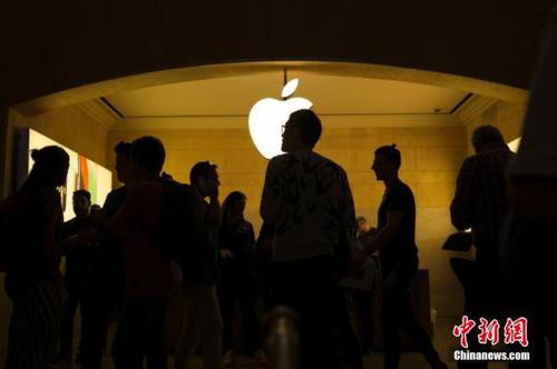 當(dāng)?shù)貢r(shí)間11月3日，蘋果iPhoneX在美國(guó)上市銷售，位于紐約中央車站的蘋果專賣店iPhoneX銷售火爆。 <a target='_blank' href='http://www.chinanews.com/'>中新社</a>記者 廖攀 攝