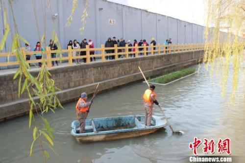 資料圖：過去水質(zhì)渾濁、淤泥沉積的嫩江河，如今清澈暢通?！≈芰?攝