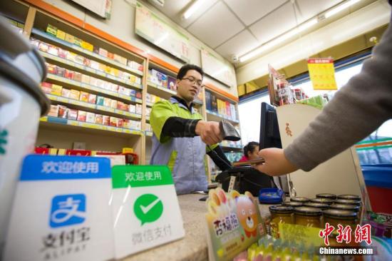 2016年12月1日，山西太原，民眾正在使用手機支付。 <a target='_blank' href='http://www.chinanews.com/'>中新社</a>記者 張云 攝