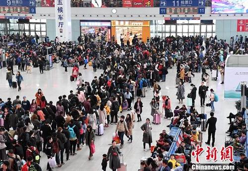 12月30日，出行的旅客在福州火車北站排隊候車。<a target='_blank' href='http://www.chinanews.com/'>中新社</a>記者 張斌 攝