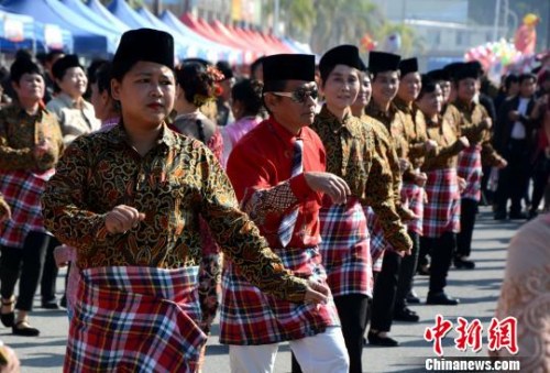 踩街隊(duì)伍在美食街上穿行表演，整個(gè)活動(dòng)現(xiàn)場成為歌舞的海洋。　張金川　攝