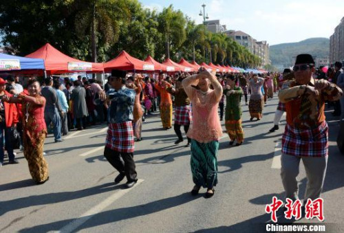 踩街隊(duì)伍在美食街上穿行表演，整個(gè)活動(dòng)現(xiàn)場(chǎng)成為歌舞的海洋。　張金川　攝