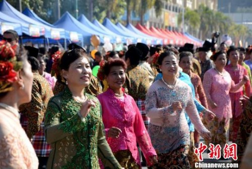 踩街隊(duì)伍在美食街上穿行表演，整個(gè)活動(dòng)現(xiàn)場成為歌舞的海洋。　張金川　攝