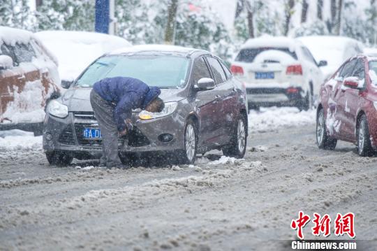 拋錨的車輛?！垕I子 攝