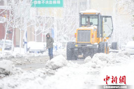 拋錨的鏟雪車?！垕I子 攝