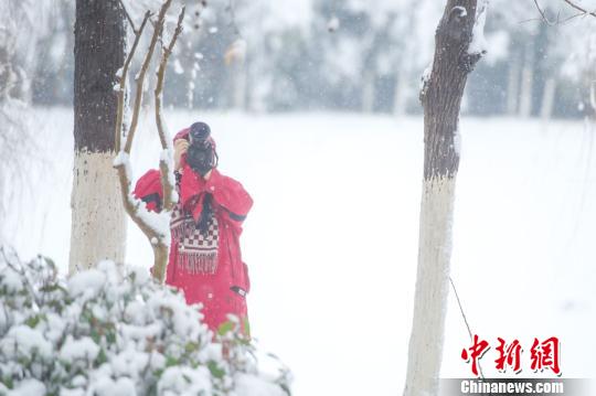 拍攝雪景的攝影愛好者。　張婭子 攝