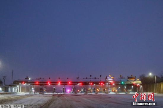 圖為因暴雪天氣而封閉的紐約高速公路入口。