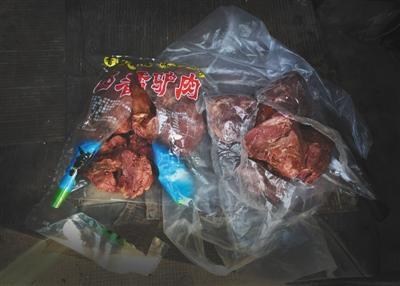 　一名黑作坊老板帶了兩袋“驢肉”給記者看貨，左邊一袋為冷凍馬肉，右邊一袋實(shí)為豬肉。