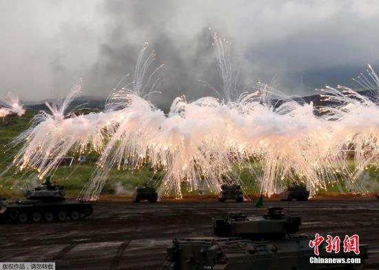 當?shù)貢r間8月25日，日本自衛(wèi)隊在富士山附近的Higashifuji軍事訓(xùn)練基地展開一年一度的軍事演習(xí)。圖為日本自衛(wèi)隊裝甲部隊進行實彈射擊訓(xùn)練。