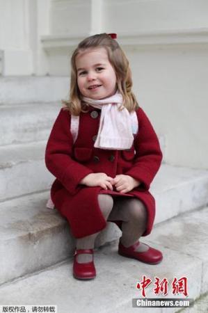 當(dāng)?shù)貢r間2018年1月8日，英國夏洛特小公主(Princess Charlotte)拍幼兒園入學(xué)首日照，一身小淑女LOOK的她盡顯皇家氣質(zhì)，坐在臺階上凹造型，可愛滿分。