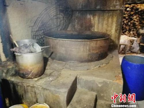 河北河間驢肉黑作坊探訪：窩點(diǎn)隱蔽設(shè)備布滿油污