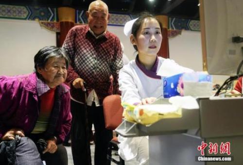 資料圖：重陽節(jié)期間，北京發(fā)起“關注老年人營養(yǎng)均衡 快樂健康養(yǎng)老”的公益活動。 <a target='_blank' href='http://www.chinanews.com/'>中新社</a>發(fā) 謝云松 攝