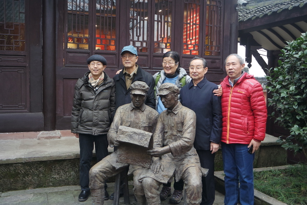 彭雪楓之子彭小楓，張愛(ài)萍將軍子女張翔、張小艾，范長(zhǎng)江之子范蘇蘇、范小軍等在銅像前合影留念。