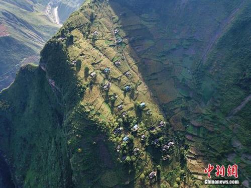 500米上空俯瞰懸崖村全貌，清晨第一縷陽(yáng)光灑向村莊。張浪 攝