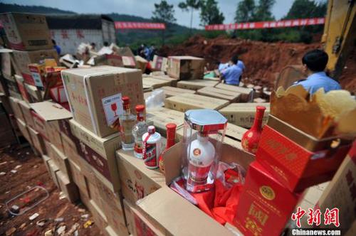 資料圖：昆明警方集中銷毀一批假冒偽劣商品，包括1千多箱假冒“茅臺”。<a target='_blank' href='http://www.chinanews.com/'>中新社</a>發(fā) 任東 攝