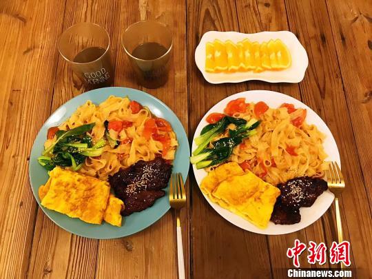 楊小娜做的早餐每天都要有肉、有蔬菜水果、流食、主食，可以做到一個月不重復(fù)。受訪者提供