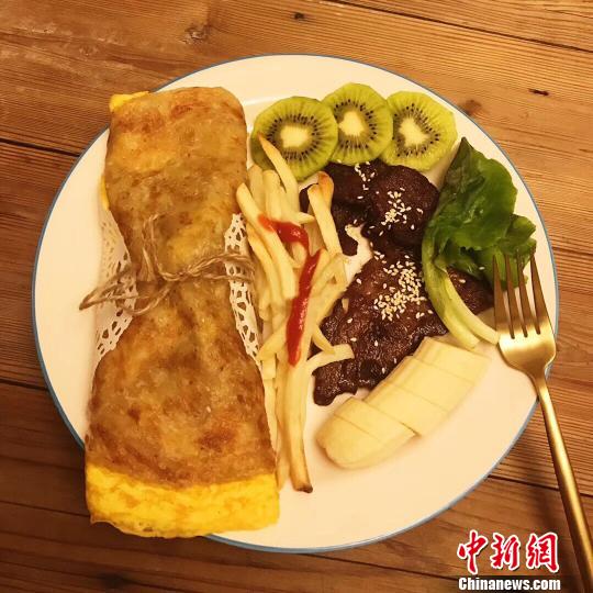 楊小娜做的早餐每天都要有肉、有蔬菜水果、流食、主食，可以做到一個月不重復(fù)。受訪者提供