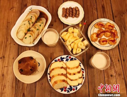 楊小娜做的早餐每天都要有肉、有蔬菜水果、流食、主食，可以做到一個月不重復(fù)。受訪者提供