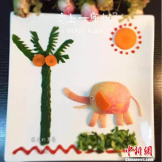 一開始就擺造型’勾引’孩子，如擺餐盤畫大象。受訪者提供