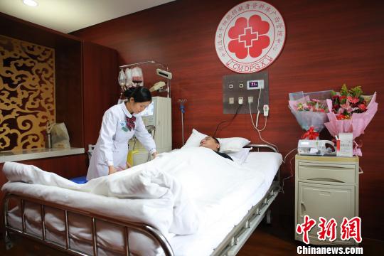 圖為何文正在醫(yī)院捐獻(xiàn)造血干細(xì)胞懸混液。　朱柳融　攝