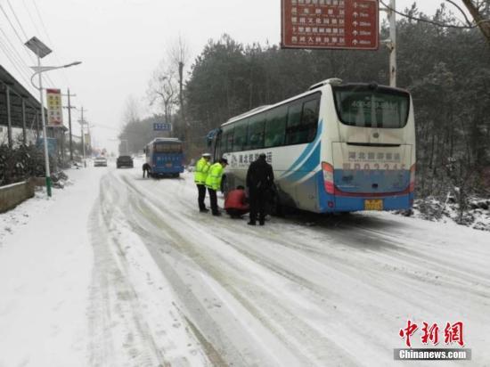 資料圖：湖北宜昌遇強(qiáng)降雪，路政交警“保暢總動(dòng)員”。 李開(kāi)明 攝