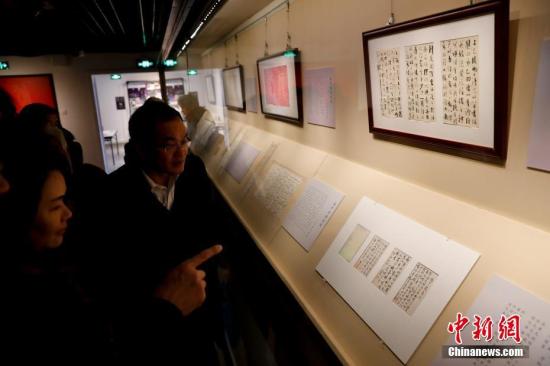 12月28日，“繹新籀古 光氣垂虹——嚴(yán)復(fù)書法特展”在北京故宮博物院延禧宮開幕。本次展覽重點(diǎn)展出了嚴(yán)復(fù)臨帖、信札、批注、對聯(lián)、題贈、譯著等珍貴文物百余件，為觀眾呈現(xiàn)了嚴(yán)復(fù)先生鮮為人知的書法造詣。展覽通過梳理其藝術(shù)成就，以文物為載體弘揚(yáng)和探索嚴(yán)復(fù)先生留下的寶貴精神財富，傳承中華民族優(yōu)秀的傳統(tǒng)文化。嚴(yán)復(fù)（1854-1921）是中國近代卓越的啟蒙思想家，是舊學(xué)邃密、新知深沉的大學(xué)者。
<a target='_blank' href='http://www.chinanews.com/'>中新社</a>記者 杜洋 攝