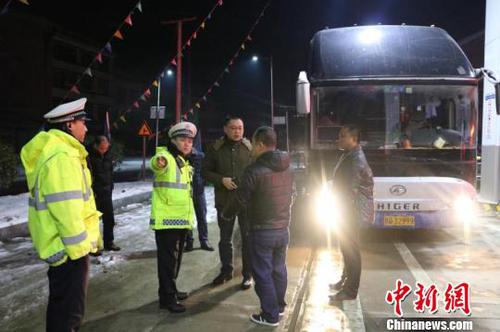 湖北籍大巴44人被困冰雪路上湖南交警18小時堅守護(hù)平安