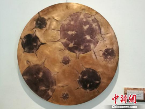 圖為展出的一副畫作。　王何杰 攝