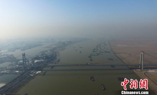 中國(guó)第一大跨徑鋼桁梁懸索橋通車環(huán)洞庭湖高速圈形成