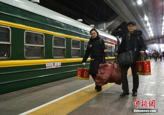 旅客拎著大包小包踏上回家路。 <a target='_blank' href='http://www.chinanews.com/' >中新網(wǎng)</a>記者 翟璐 攝