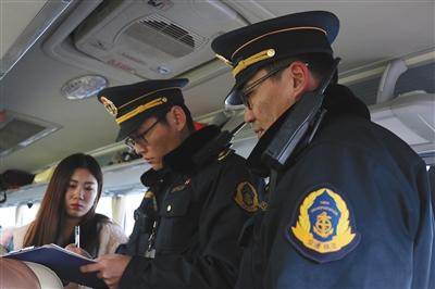 昨日，白鹿收費(fèi)站，交通執(zhí)法人員登記客運(yùn)車輛信息。