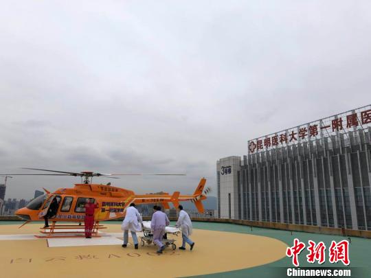 圖為救援飛機抵達，醫(yī)護人員進行無縫救援 馬騫 攝