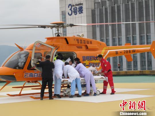 圖為醫(yī)護人員進行無縫救援 陸繼才 攝