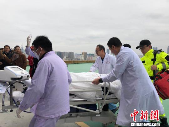 圖為醫(yī)護人員將患者轉(zhuǎn)送至重癥病房 馬騫 攝