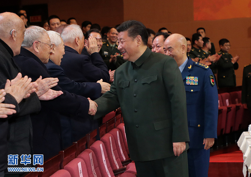 2月2日，中央軍委慰問(wèn)駐京部隊(duì)老干部迎新春文藝演出在北京舉行。中共中央總書(shū)記、國(guó)家主席、中央軍委主席習(xí)近平，向在座的軍隊(duì)老同志，向全軍離退休老干部，致以節(jié)日問(wèn)候和新春祝福。新華社記者 李剛 攝