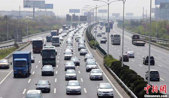 資料圖：高速免費放行時的車流。<a target='_blank' href='http://www.chinanews.com/'>中新社</a>發(fā) 宦瑋 攝
