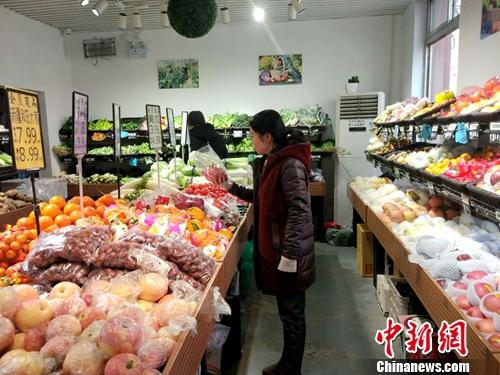 北京居民在購物。<a target='_blank' href='http://www.chinanews.com/' >中新網(wǎng)</a>記者 李金磊 攝