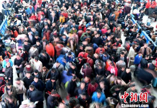 2月9日，福州火車北站旅客在候車廳排隊(duì)等候檢票上車。隨著春節(jié)日漸臨近，福州火車站迎來節(jié)前春運(yùn)客流高峰。　張斌 攝