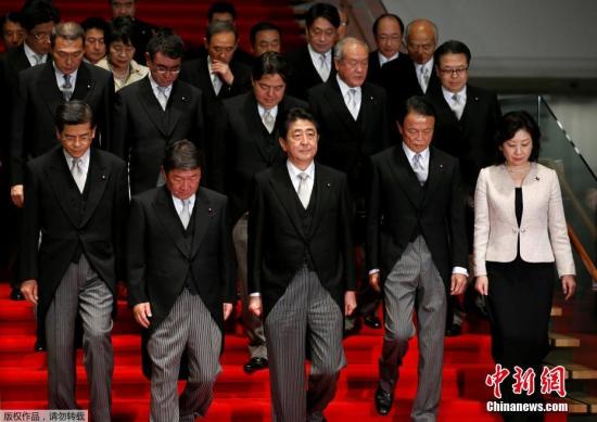 11月1日，在日本東京首相官邸，日本首相安倍晉三(前排中)帶領(lǐng)閣僚合影。