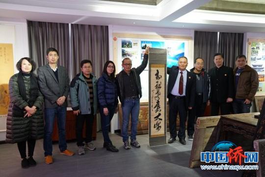 黃國梁向福清黃檗文化促進會義捐一件黃檗木庵性瑫禪師的書法珍品?！￡愔?攝