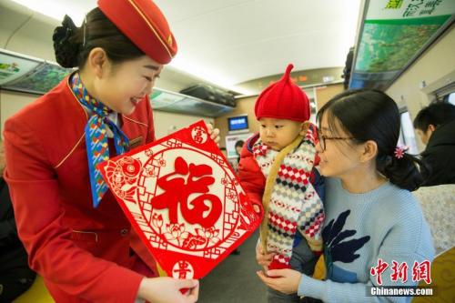 乘務員在給旅客送福。王曙天 攝