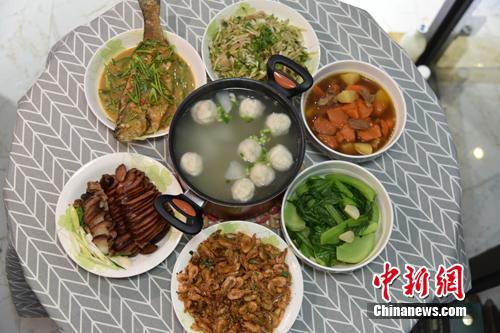 圖為李函儒家的年夜飯。 呂明 攝