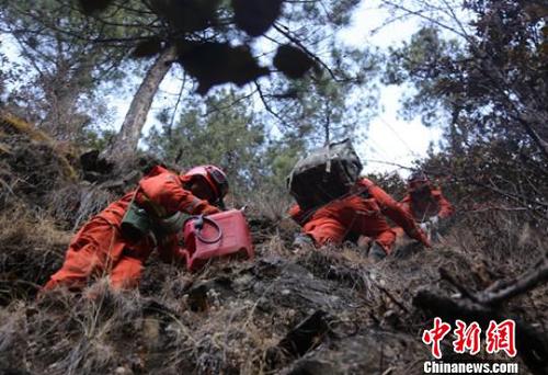 森警官兵爬山奔赴火場滅火。　楊俊輝 攝