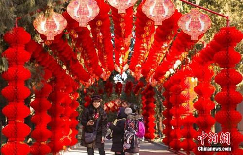 資料圖：北京街頭張燈結(jié)彩迎新年。<a target='_blank' href='http://www.chinanews.com/'>中新社</a>記者 侯宇 攝