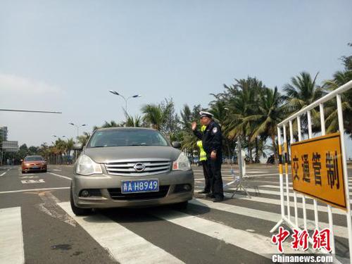 2月21日，海口濱海大道與永萬(wàn)路路口，交警實(shí)行交通管制。　尹海明 攝