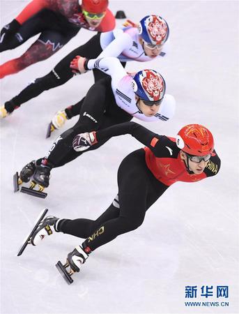 　2月22日，武大靖（下）在比賽中。當日，在江陵冰上運動場舉行的2018年平昌冬奧會短道速滑男子500米決賽中，中國選手武大靖以39秒584的成績奪冠，并創(chuàng)造新的世界紀錄。