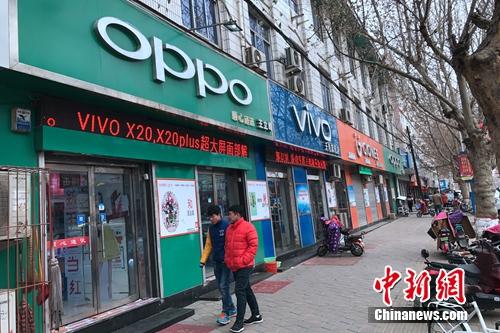 縣城手機(jī)專賣店，OPPO和vivo居多。<a target='_blank' href='http://www.chinanews.com/' >中新網(wǎng)</a> 吳濤 攝