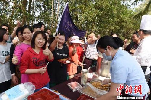 連日來，?？诰频陞f(xié)會47家成員單位不間斷為滯留旅客供應(yīng)餐飲獲點贊。官方供圖