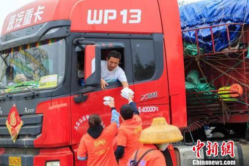 旅游愛心志愿者為貨車司機(jī)提供免費午餐。官方供圖