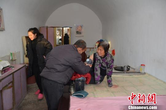 張瑞廷始終堅(jiān)持“寧肯多跑十趟診斷清病，不可少去一趟延誤病情”的承諾，只要電話一響就出發(fā)，堅(jiān)持24小時上門服務(wù)。　侯耀強(qiáng) 攝